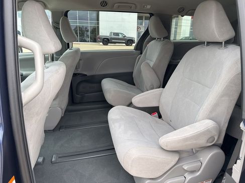 Used 2020 Toyota Sienna L FWD image 9