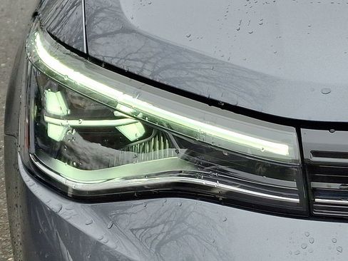 Certified 2025 Volkswagen Taos SE w/ Panoramic Sunroof Package image 9