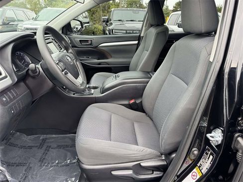 Used 2019 Toyota Highlander LE image 12