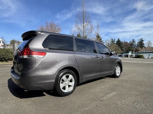Used 2012 Toyota Sienna LE image 3