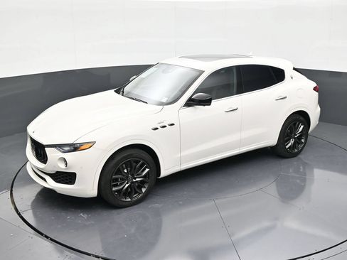 Used 2024 Maserati Levante GT Ultima AWD/4WD image 18
