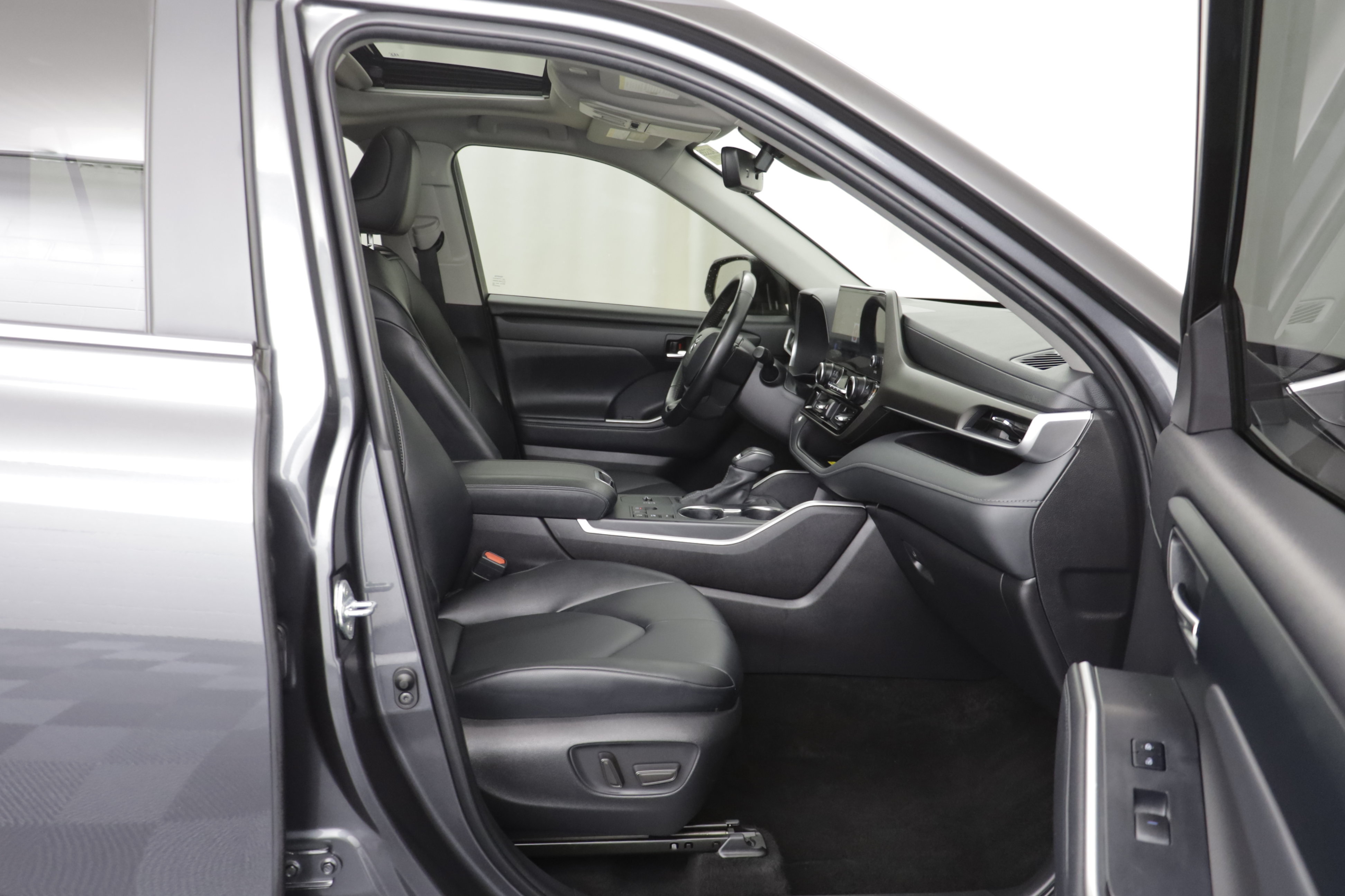 Used 2025 Toyota Highlander XLE AWD/4WD image 20