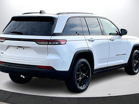 Used 2024 Jeep Grand Cherokee Altitude image 9