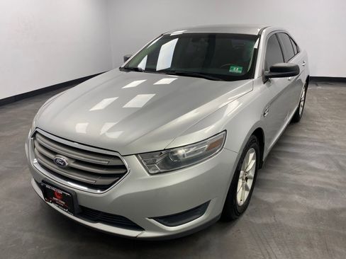 Used 2013 Ford Taurus SE image 2