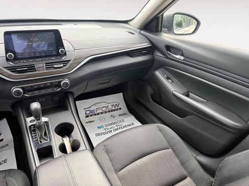 Used 2025 Nissan Altima 2.5 SV FWD image 12