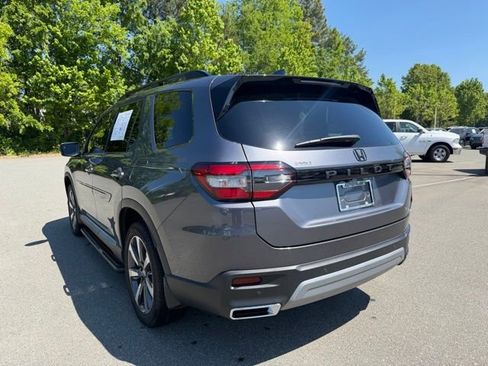 Used 2025 Honda Pilot Touring image 3