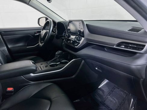 Used 2022 Toyota Highlander XLE FWD image 30