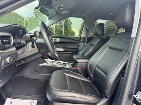 Used 2022 Ford Explorer XLT w/ Equipment Group 202A AWD/4WD image 5