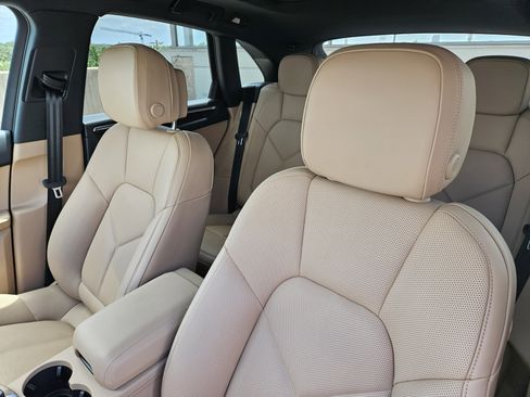Certified 2026 Porsche Macan AWD/4WD image 6