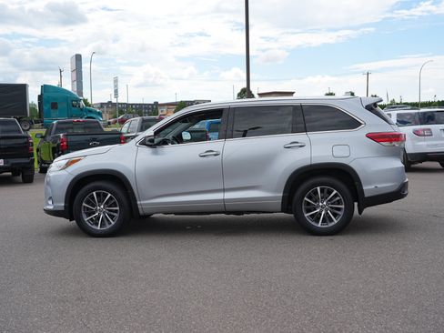 Used 2017 Toyota Highlander XLE AWD/4WD image 6