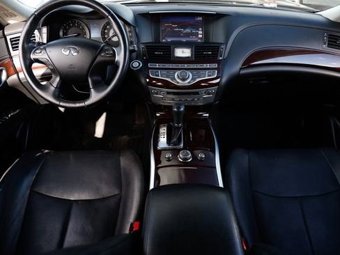 Used 2017 INFINITI Q70 3.7 image 2