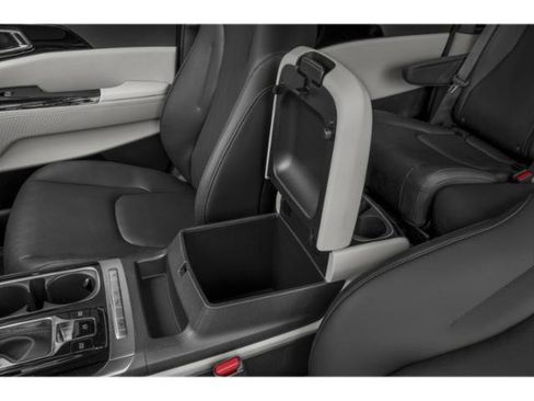 Used 2024 Kia Carnival EX FWD image 17