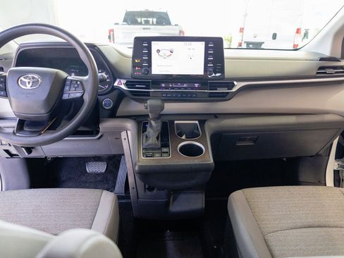 Used 2022 Toyota Sienna LE image 18