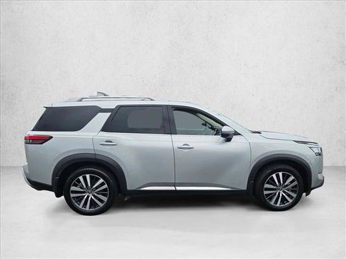 Used 2022 Nissan Pathfinder Platinum w/ Cargo Package AWD/4WD image 4