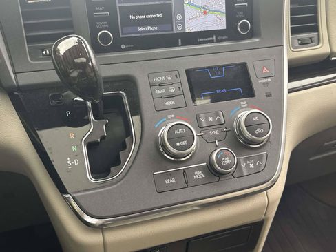 Used 2019 Toyota Sienna XLE w/ XLE Navigation Package FWD image 29