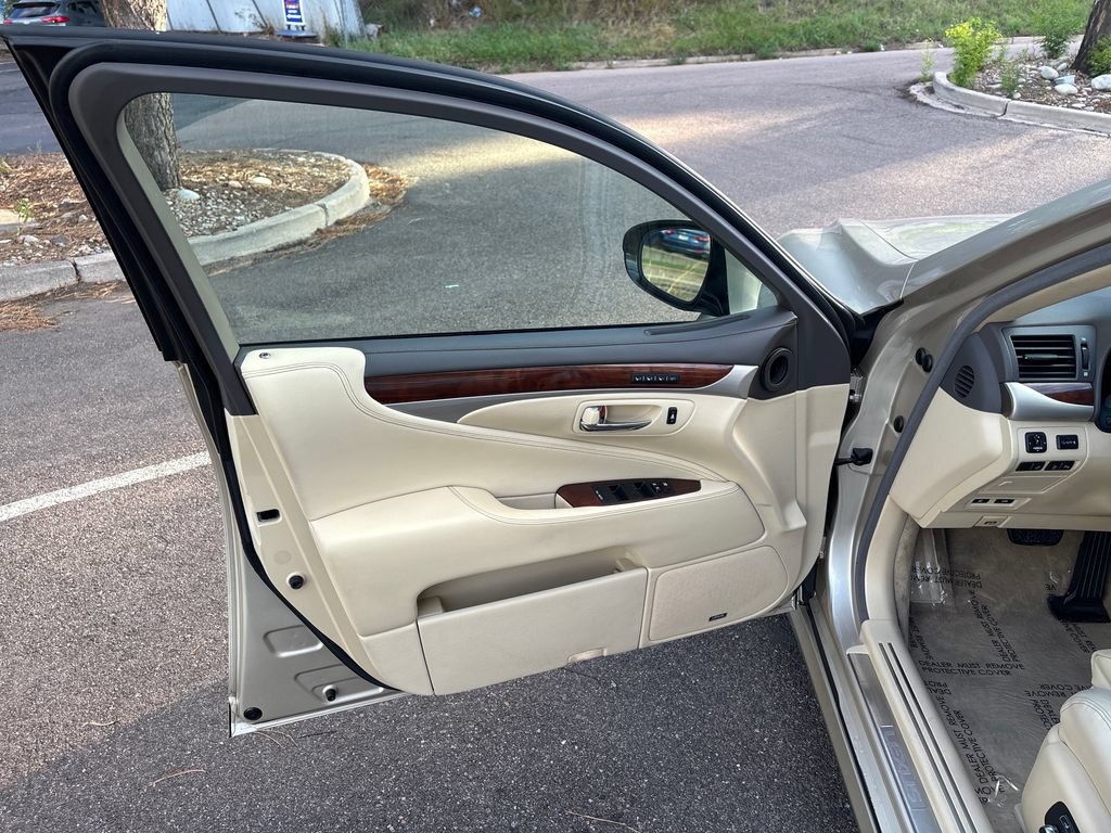 Used 2014 Lexus LS 460 w/ Comfort Package RWD image 9