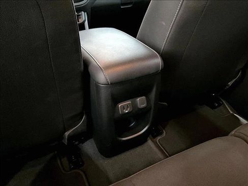 Used 2022 Chevrolet Colorado LT RWD image 25