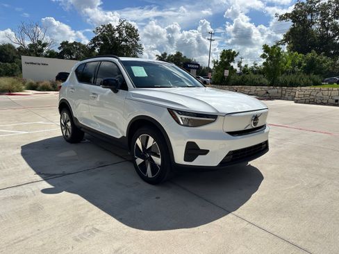 Used 2025 Volvo EX40 Core image 8