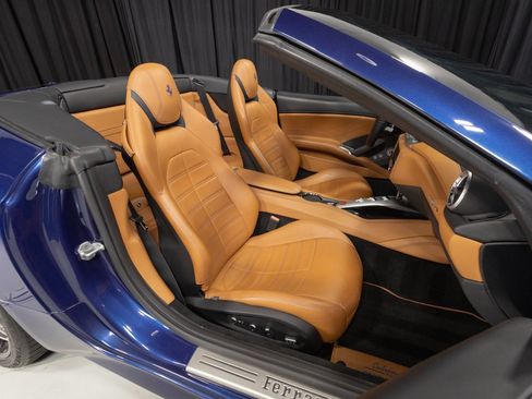 Used 2017 Ferrari California T RWD image 57