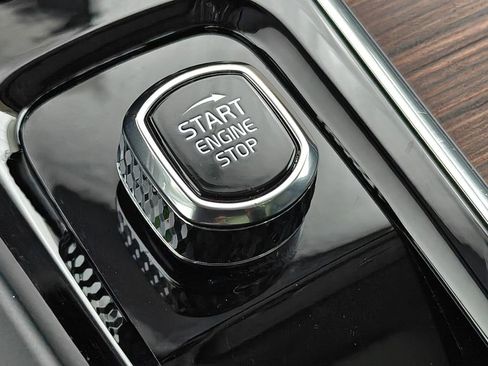 Used 2023 Volvo XC60 B5 Plus image 11