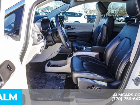 Used 2024 Chrysler Pacifica Select image 22