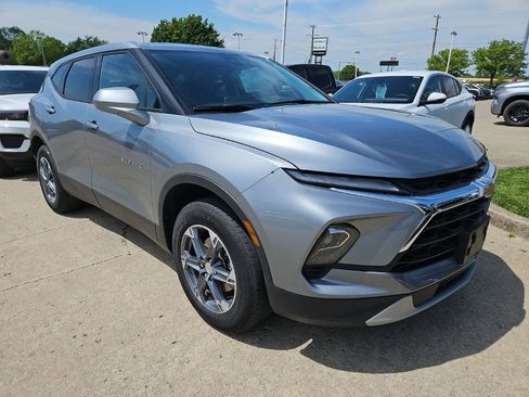 Used 2025 Chevrolet Blazer LT FWD image 2
