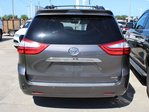 Used 2016 Toyota Sienna Limited Premium FWD image 8