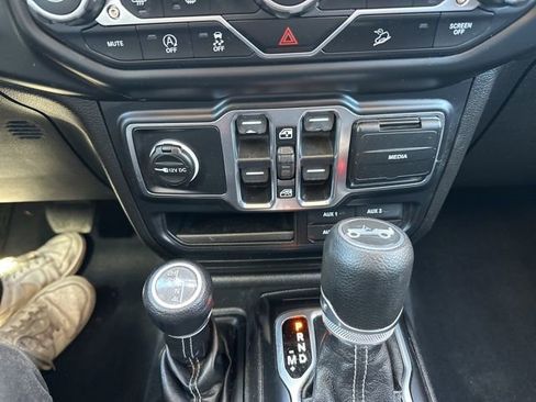 Used 2019 Jeep Wrangler Unlimited Sahara w/ Cold Weather Group AWD/4WD image 33