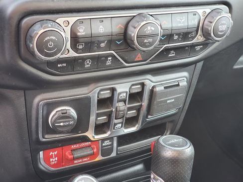 Used 2022 Jeep Gladiator Mojave w/ Cold Weather Group image 17