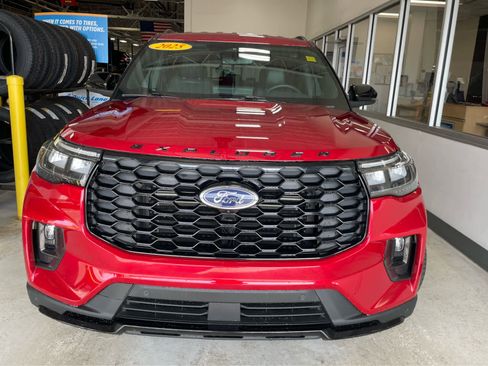 Used 2025 Ford Explorer ST-Line w/ Premium Package AWD/4WD image 3