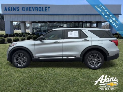 Used 2025 Ford Explorer Active w/ Active Comfort Package image 11