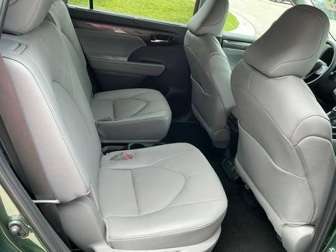 Used 2024 Toyota Highlander Platinum AWD/4WD image 17