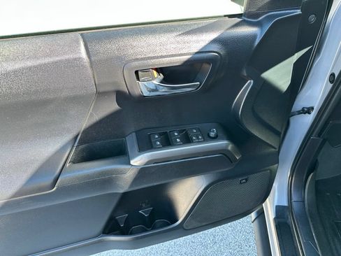 Used 2020 Toyota Tacoma TRD Sport w/ TRD Premium Sport Package AWD/4WD image 22