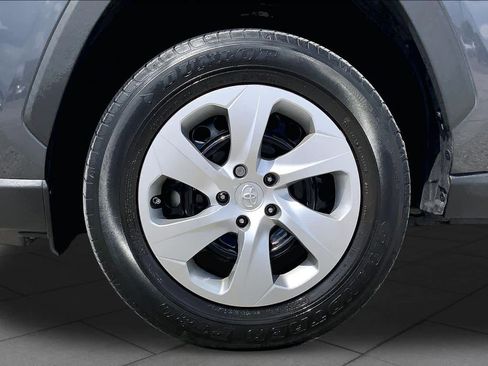 Used 2020 Toyota RAV4 LE FWD image 11