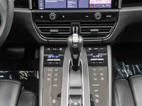 Used 2023 Porsche Macan AWD/4WD image 18