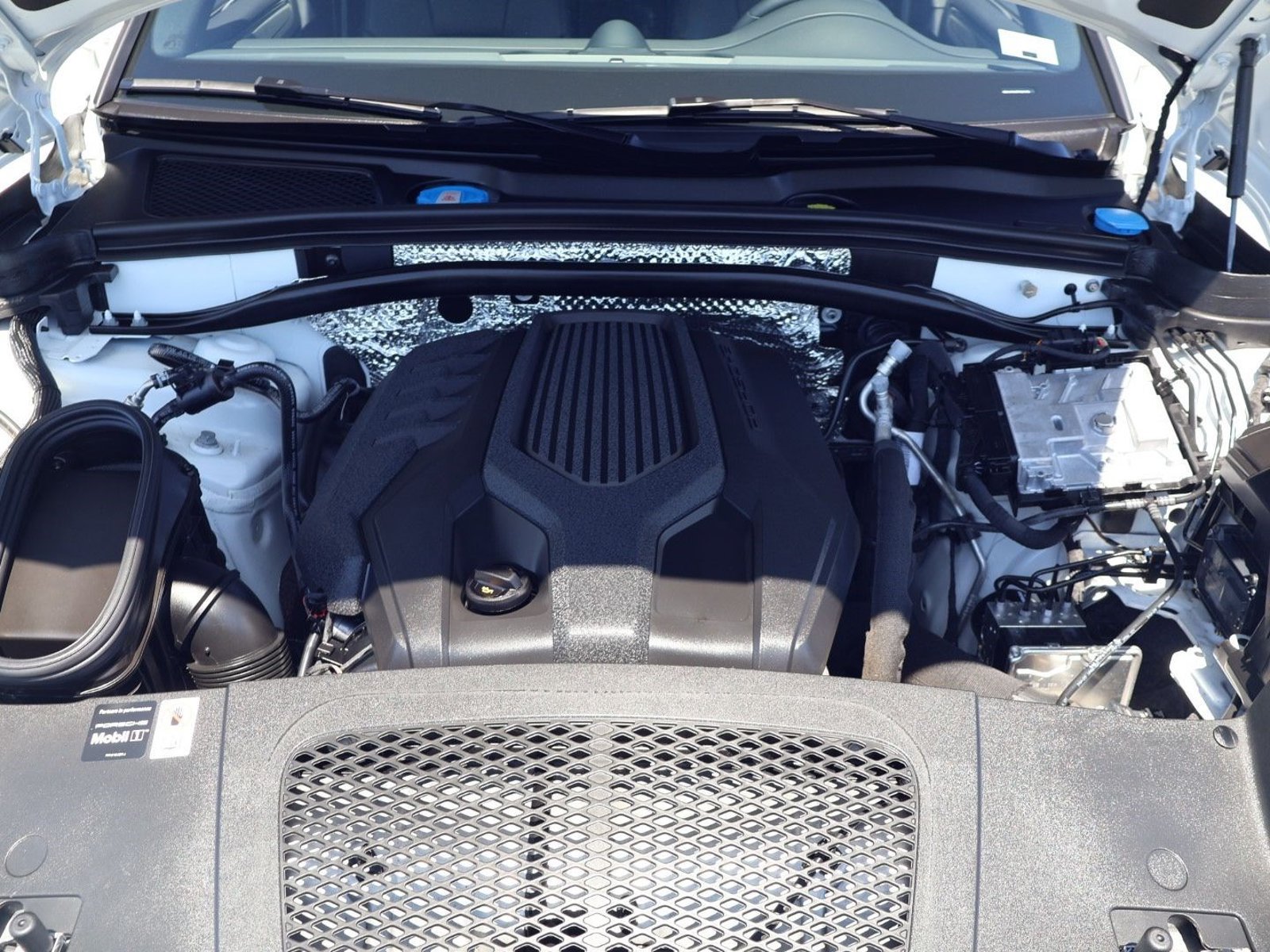 Certified 2026 Porsche Macan AWD/4WD image 24