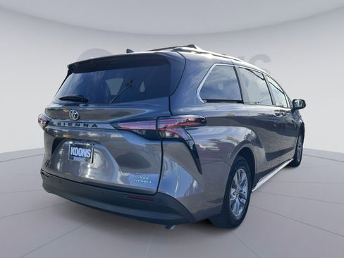 Used 2022 Toyota Sienna XLE image 7