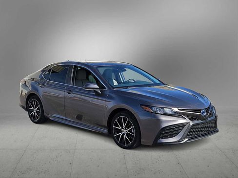 Used 2024 Toyota Camry SE image 2