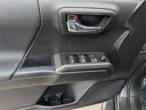 Used 2022 Toyota Tacoma SR image 18