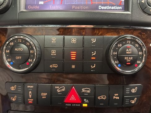 Used 2011 Mercedes-Benz GL 550 4MATIC image 32