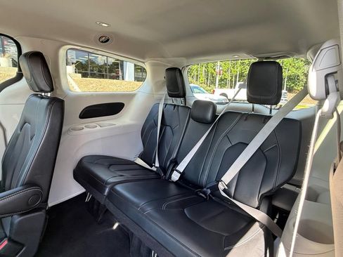 Used 2023 Chrysler Pacifica Touring-L FWD image 18