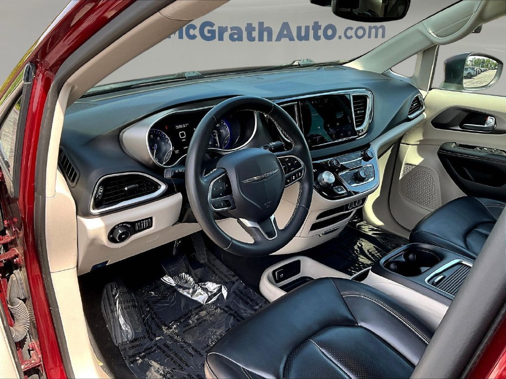 Used 2023 Chrysler Pacifica Touring-L FWD image 17