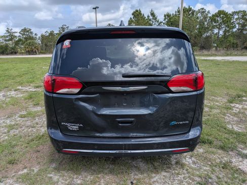 Used 2020 Chrysler Pacifica Limited w/ Advanced Safetytec Group FWD image 5