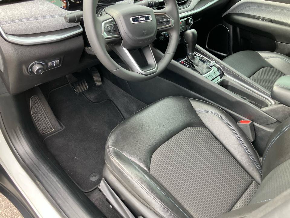 Used 2025 Jeep Compass Latitude AWD/4WD image 34