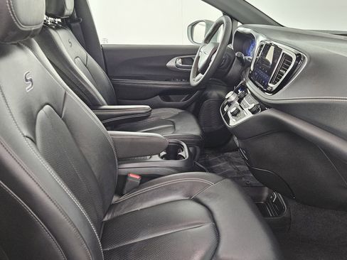 Used 2022 Chrysler Pacifica Touring-L w/ Uconnect Theater Family Group AWD/4WD image 39