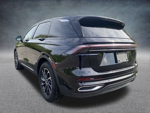 Used 2024 Lincoln Nautilus Premier image 5