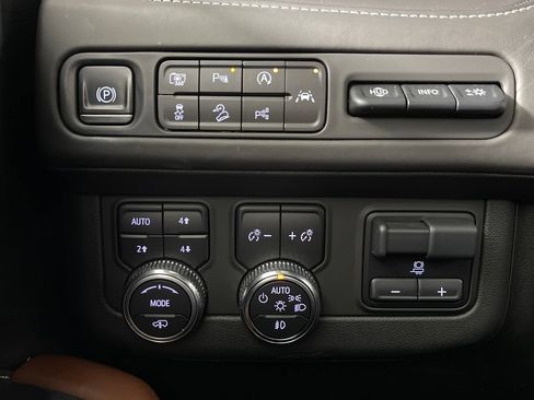 Used 2023 GMC Yukon Denali Ultimate AWD/4WD image 30