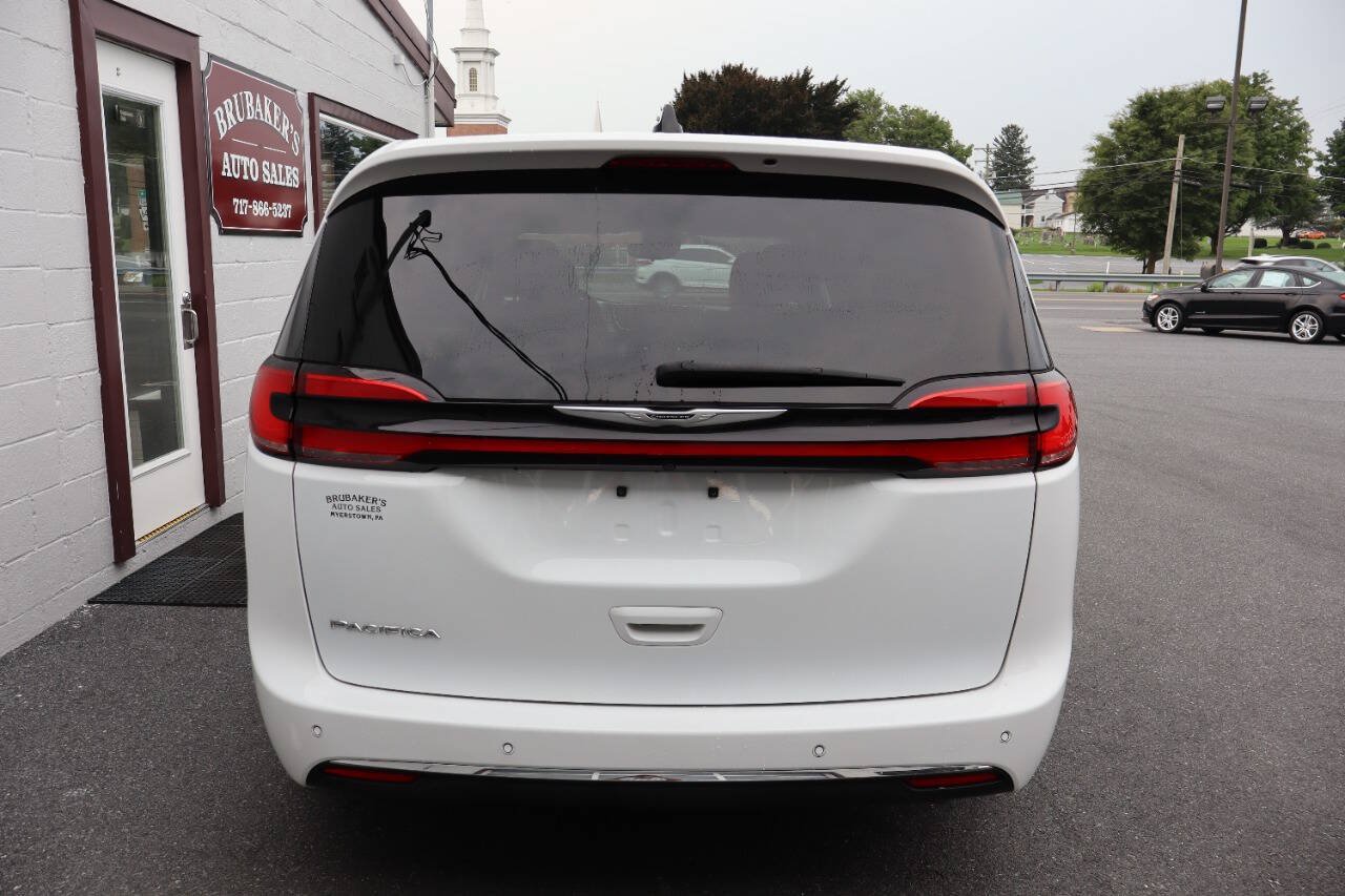 Used 2023 Chrysler Pacifica Touring FWD image 3
