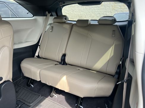 Used 2021 Toyota Sienna XLE FWD image 30