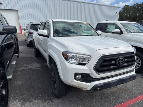 Used 2022 Toyota Tacoma SR5 w/ Technology Package image 3